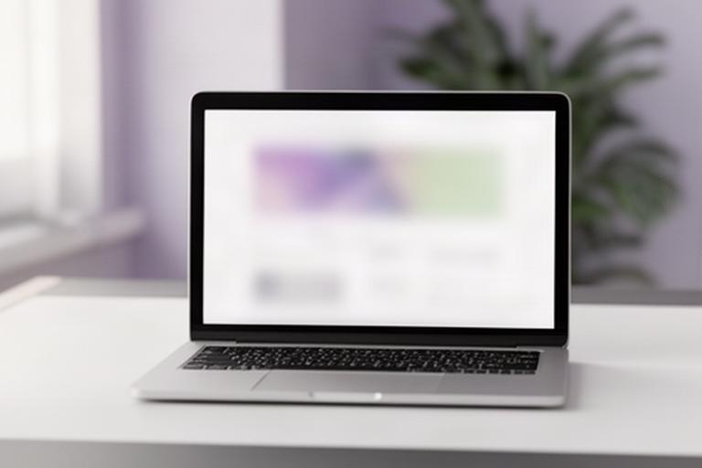 Laptop mit geöffneter Website in einem ruhigen Arbeitsraum